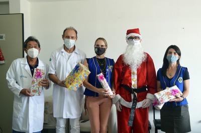 Lions e Leo Clube de Laranjeiras do Sul levam alegria e presentes a crianÃ§as hospitalizadas 